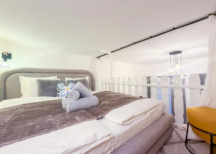 Family With Elevated King-size Loft Bed L Walk To Centre Apartman *