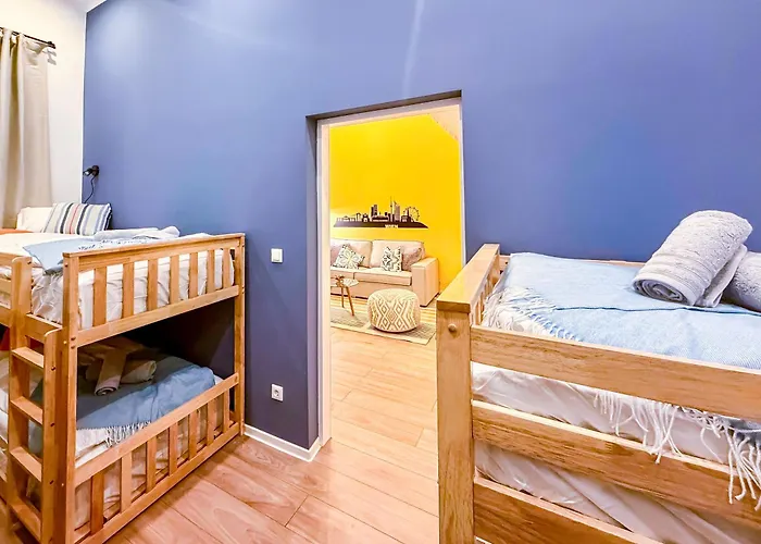 Family With Elevated King-size Loft Bed L Walk To Centre