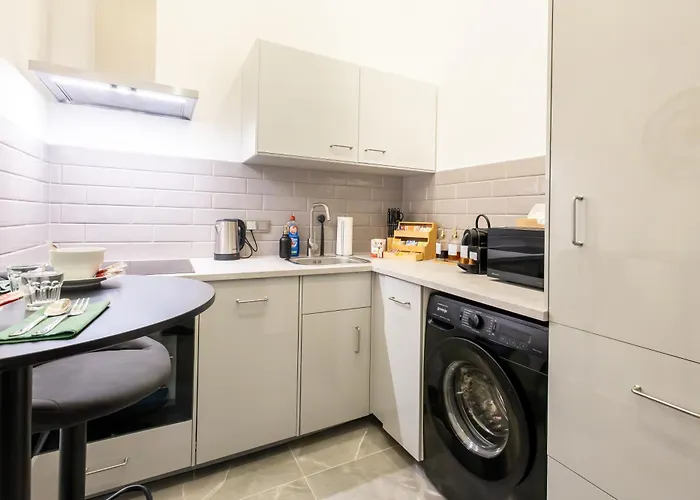 Family With Elevated King-size Loft Bed L Walk To Centre * Bécs