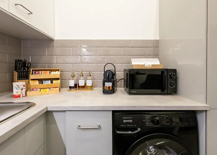 Family With Elevated King-size Loft Bed L Walk To Centre Apartman Bécs