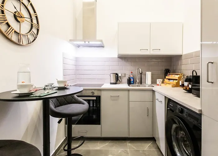 Family With Elevated King-size Loft Bed L Walk To Centre *