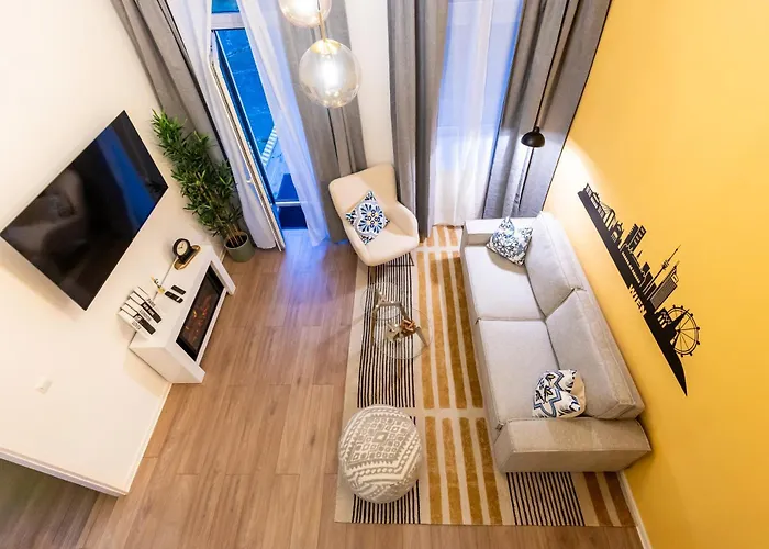 Family With Elevated King-size Loft Bed L Walk To Centre Apartman Bécs