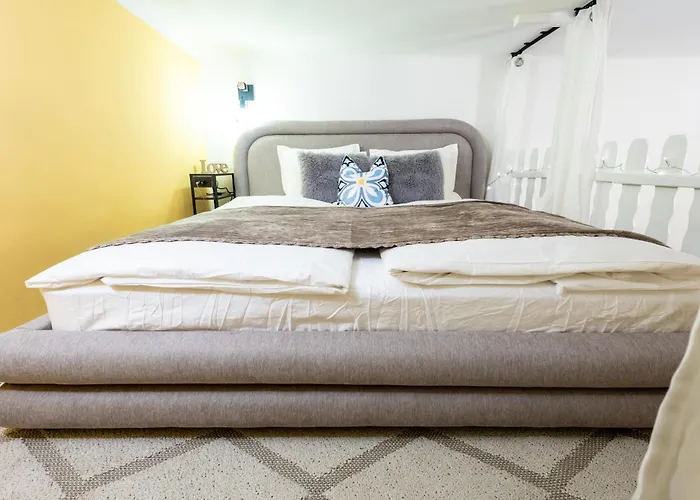 Family With Elevated King-size Loft Bed L Walk To Centre Apartman Bécs