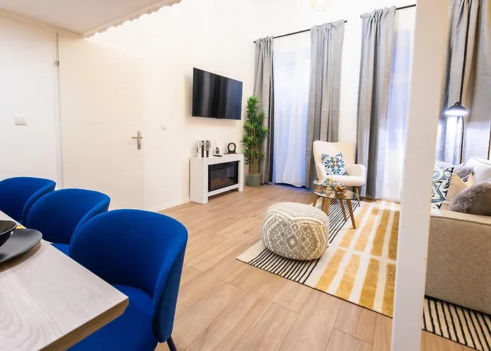 Family With Elevated King-size Loft Bed L Walk To Centre Apartman