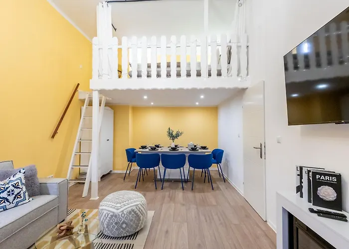 شقة Family With Elevated King-size Loft Bed L Walk To Centre