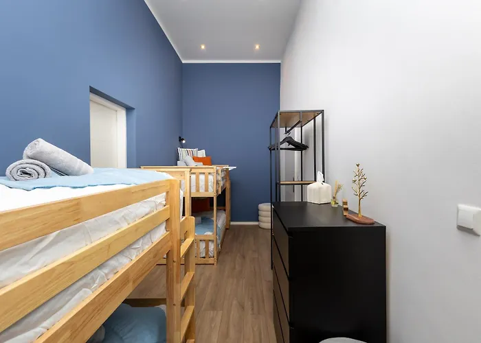 Family With Elevated King-size Loft Bed L Walk To Centre