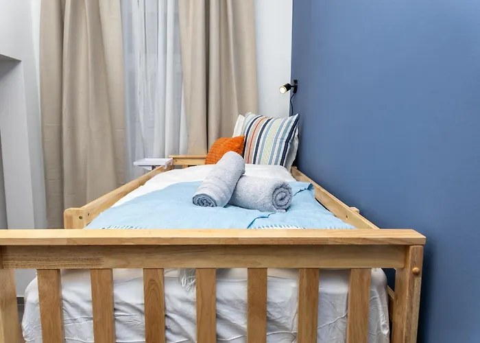 Family With Elevated King-size Loft Bed L Walk To Centre Apartman