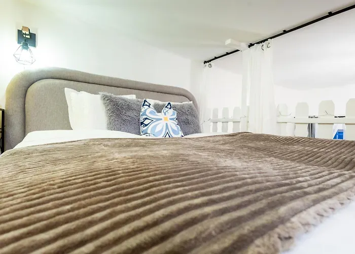 Family With Elevated King-size Loft Bed L Walk To Centre Apartman