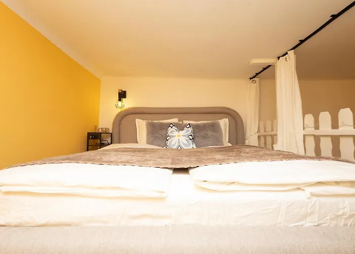 Family With Elevated King-size Loft Bed L Walk To Centre *