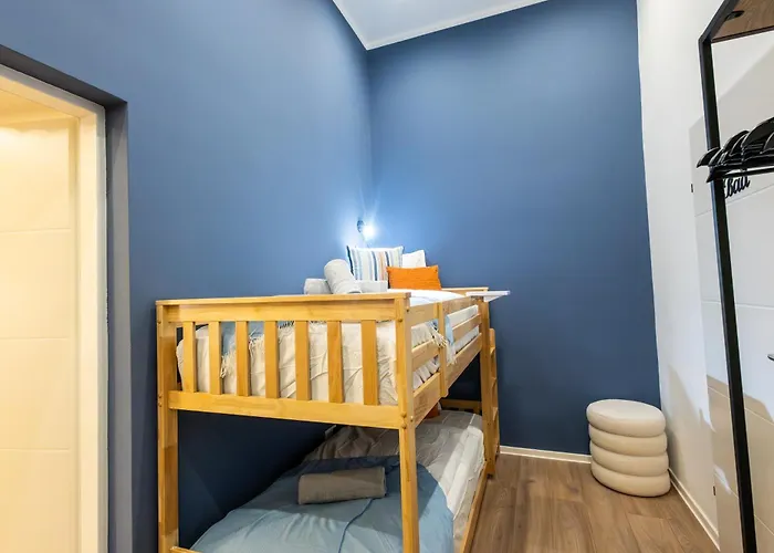 Family With Elevated King-size Loft Bed L Walk To Centre *