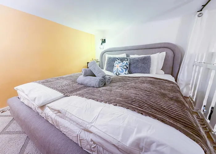 شقة Family With Elevated King-size Loft Bed L Walk To Centre *